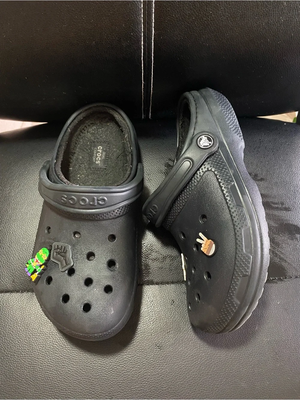 CROCS Dual Comfort Clog in Black with Character Jibbitz Size 5 Mens 7 Women’s